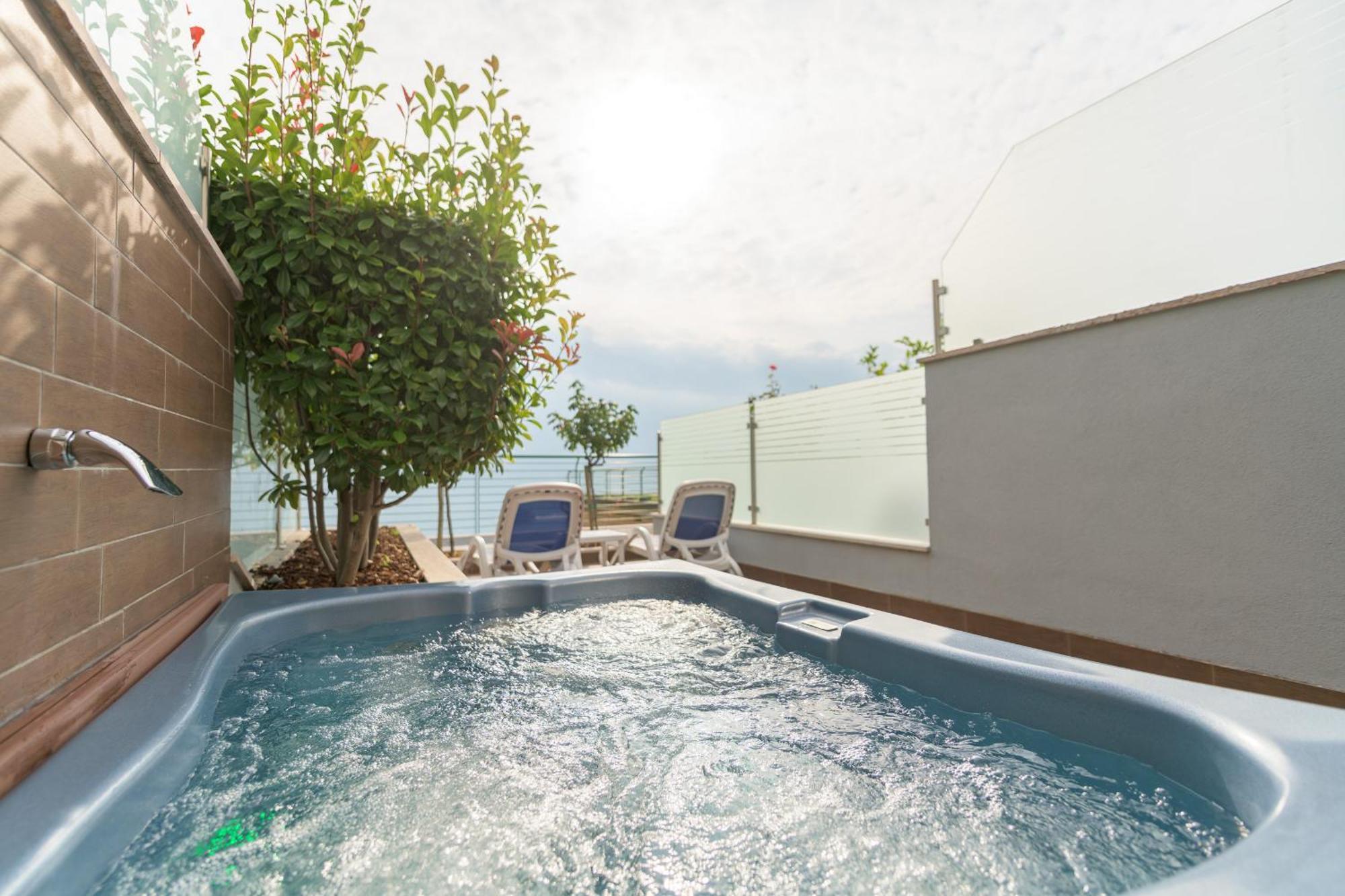 Deluxe Suite Spa Bath
