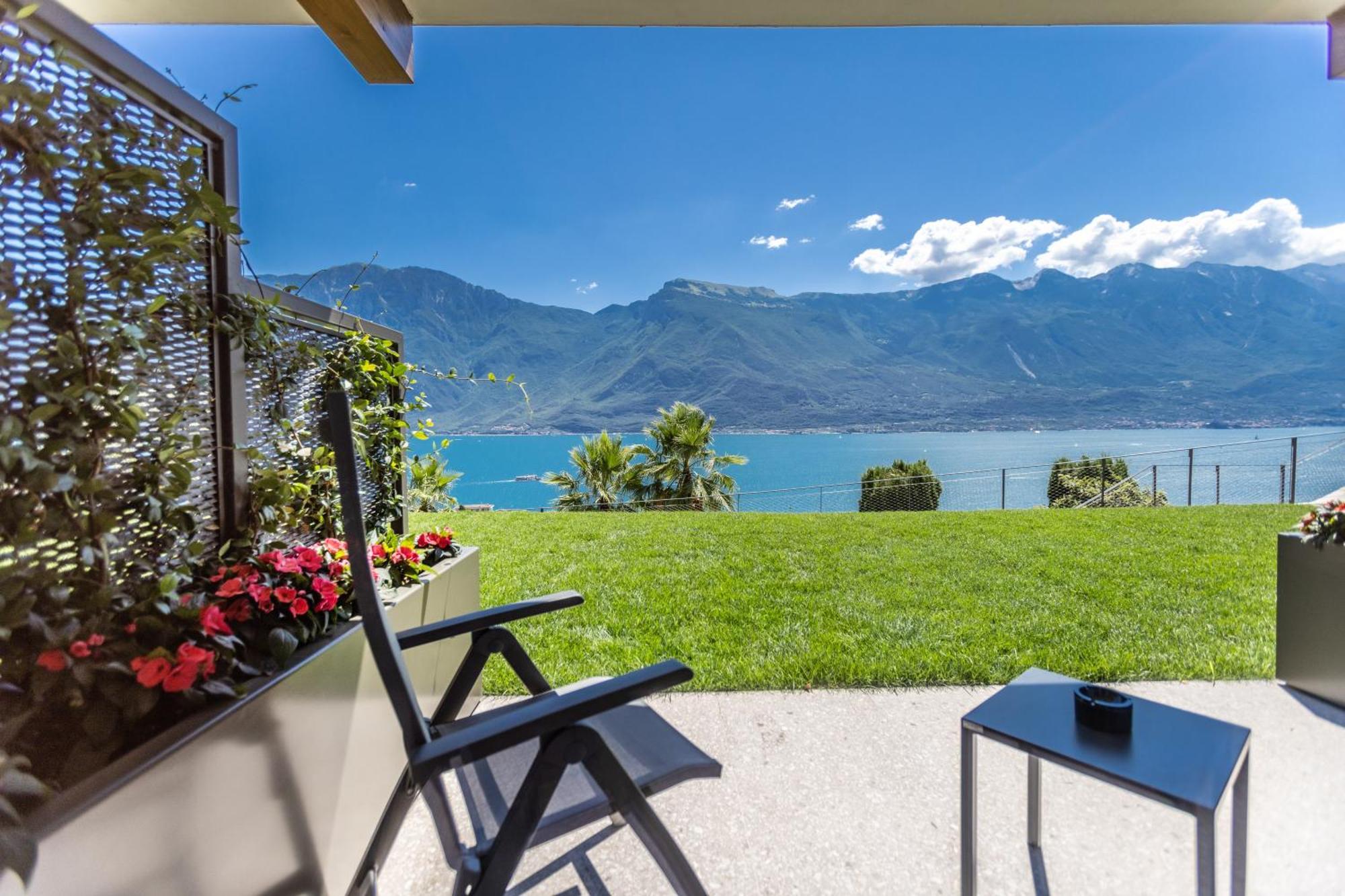 Superior Double Room Patio Lake View