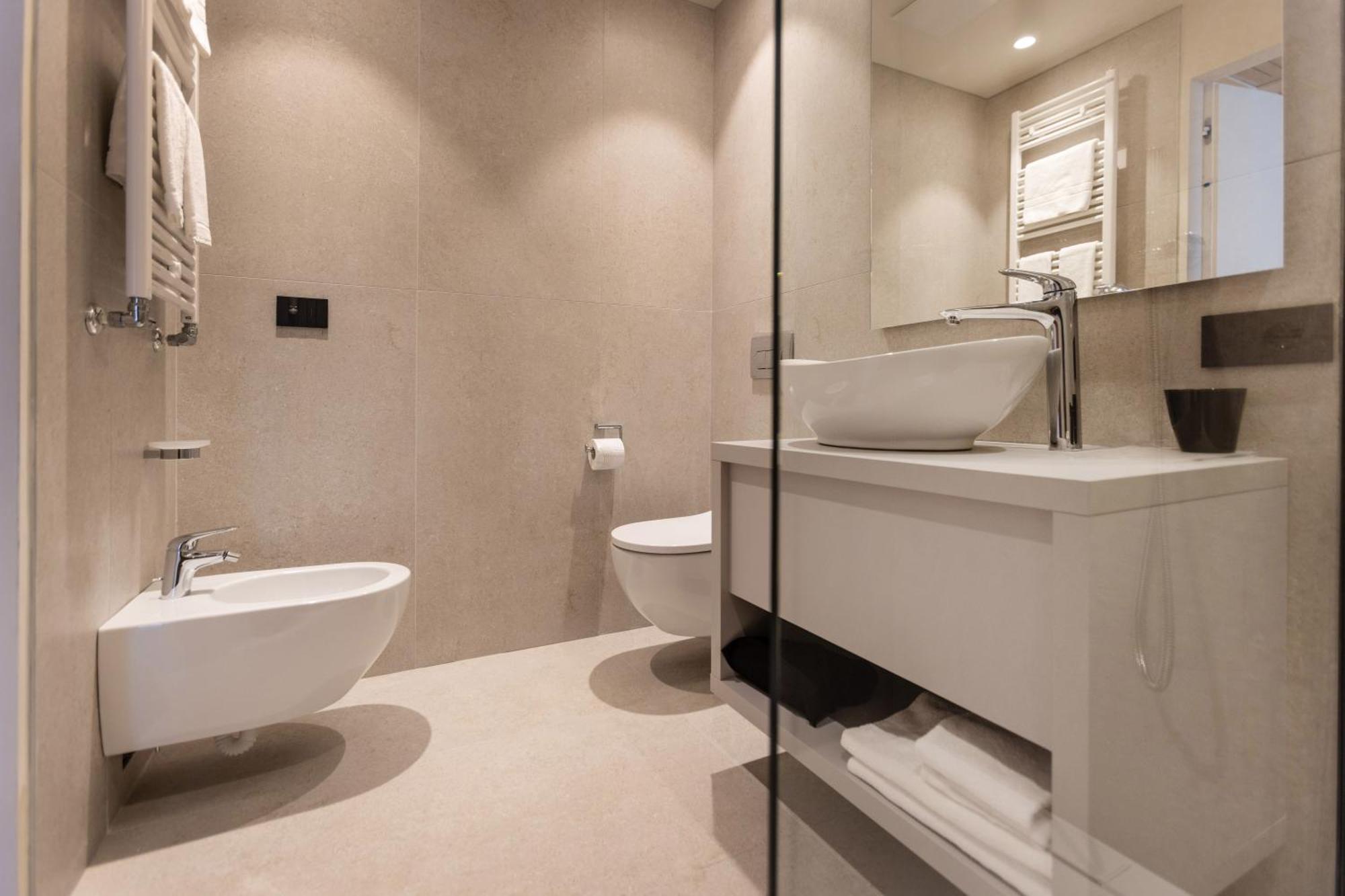 Junior Suite Balcony Lake View Spa Bath