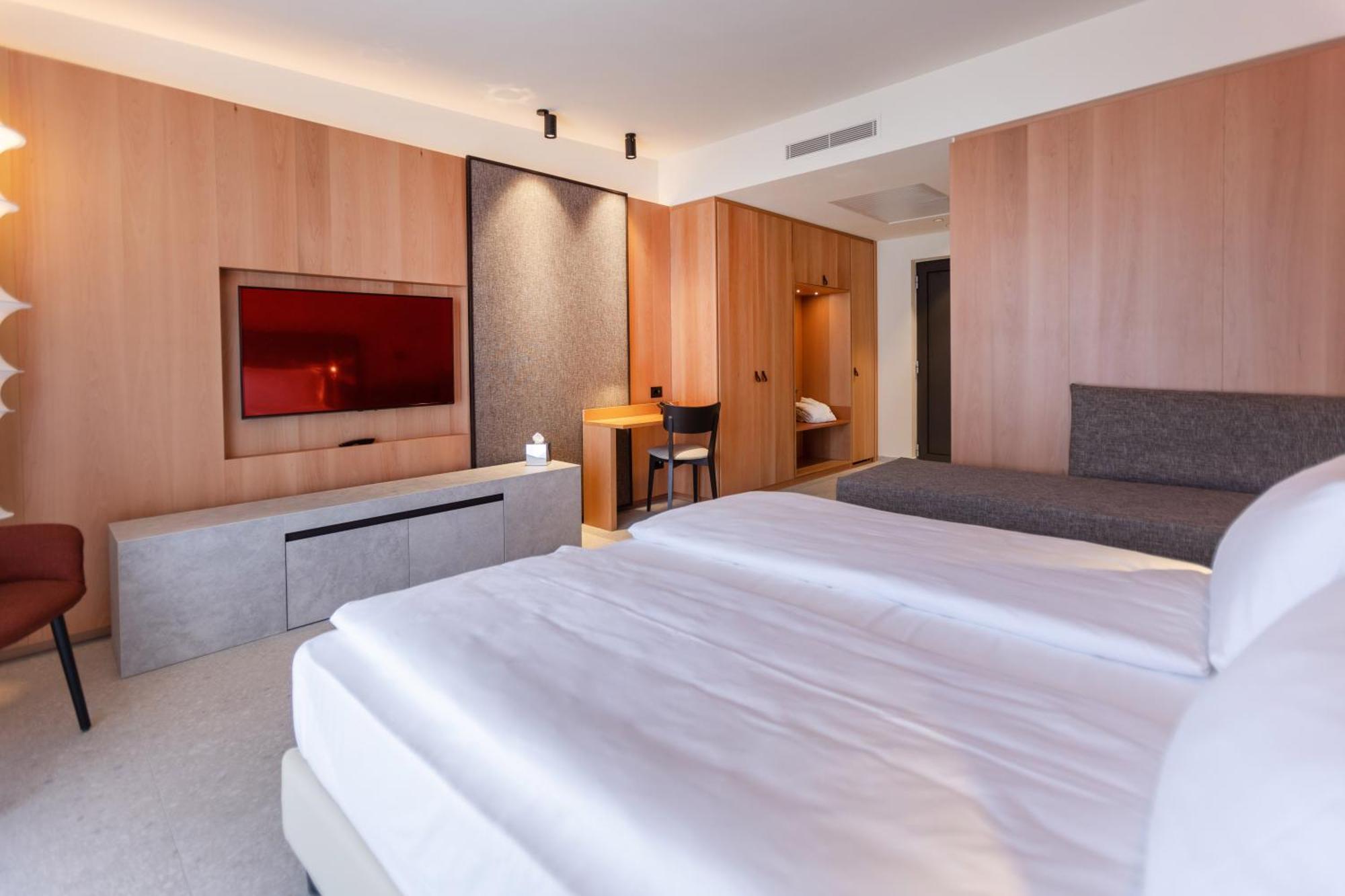 Junior Suite Balcony Lake View Spa Bath