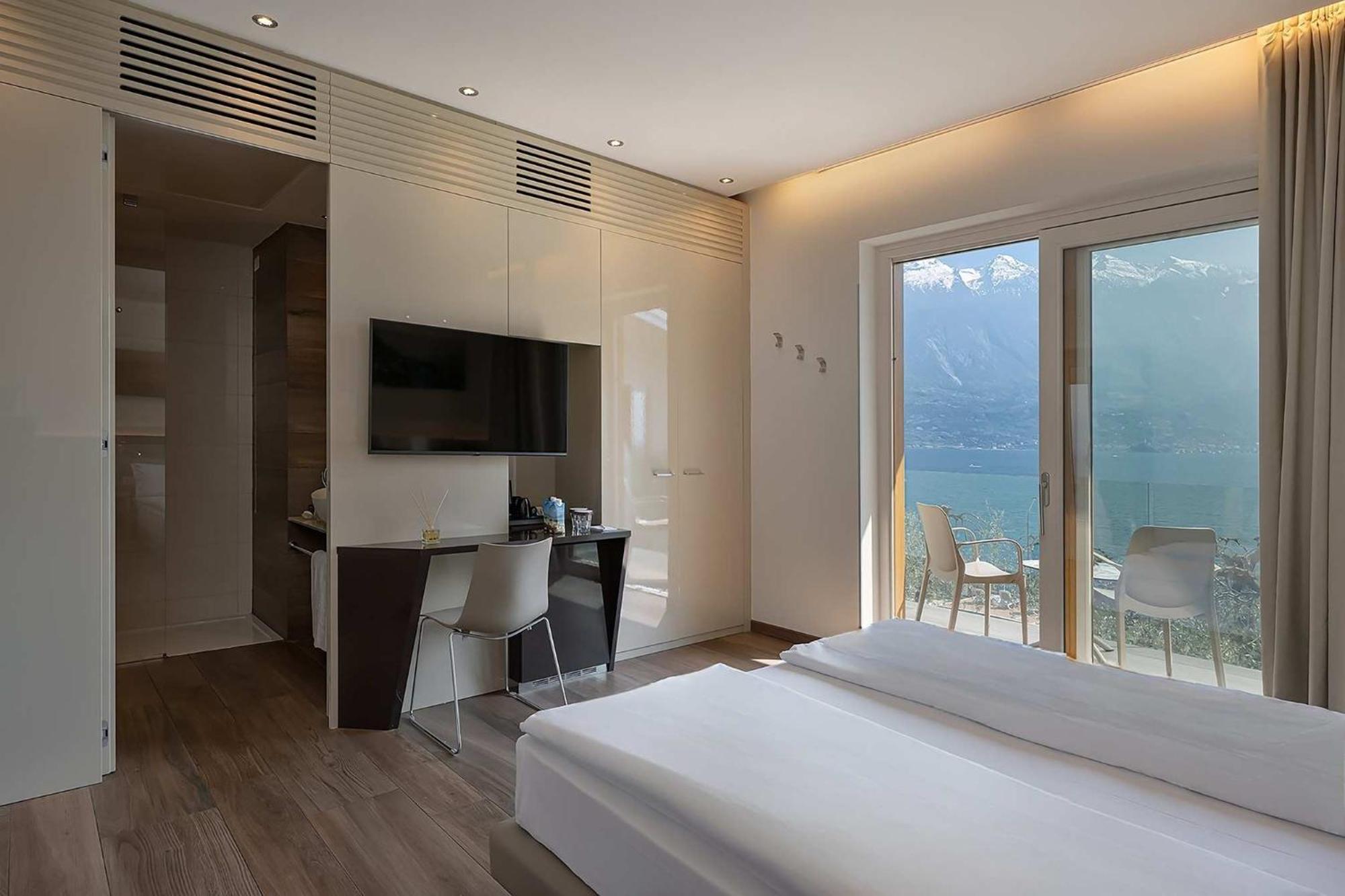 Superior Double or Twin Room Lake View Balcony